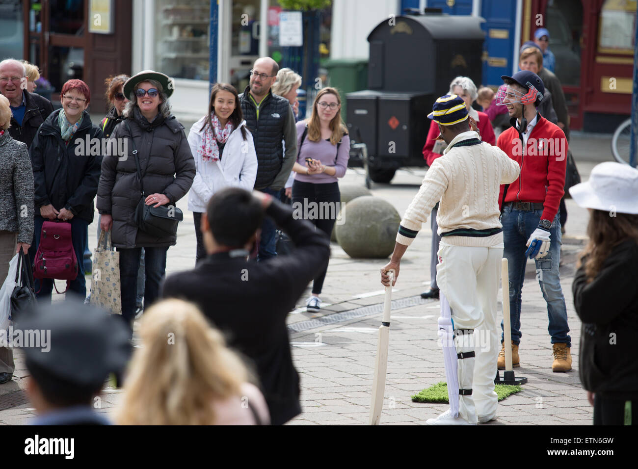 Straßentheater Gruppe ein Cricket-Stück in Warwick Stadtzentrum Frühjahr 2015 Stockfoto