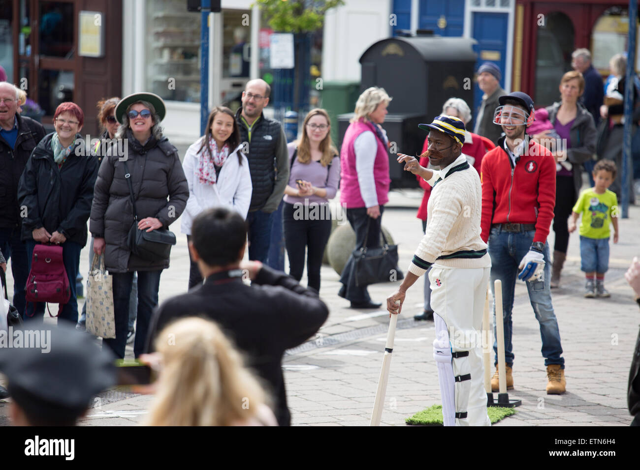 Straßentheater Gruppe ein Cricket-Stück in Warwick Stadtzentrum Frühjahr 2015 Stockfoto