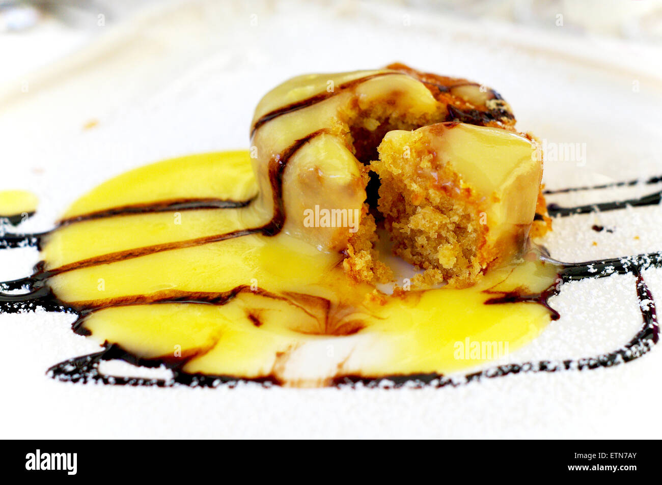 Apfel-Zimt Kuchen mit Zabaione sauce Stockfoto