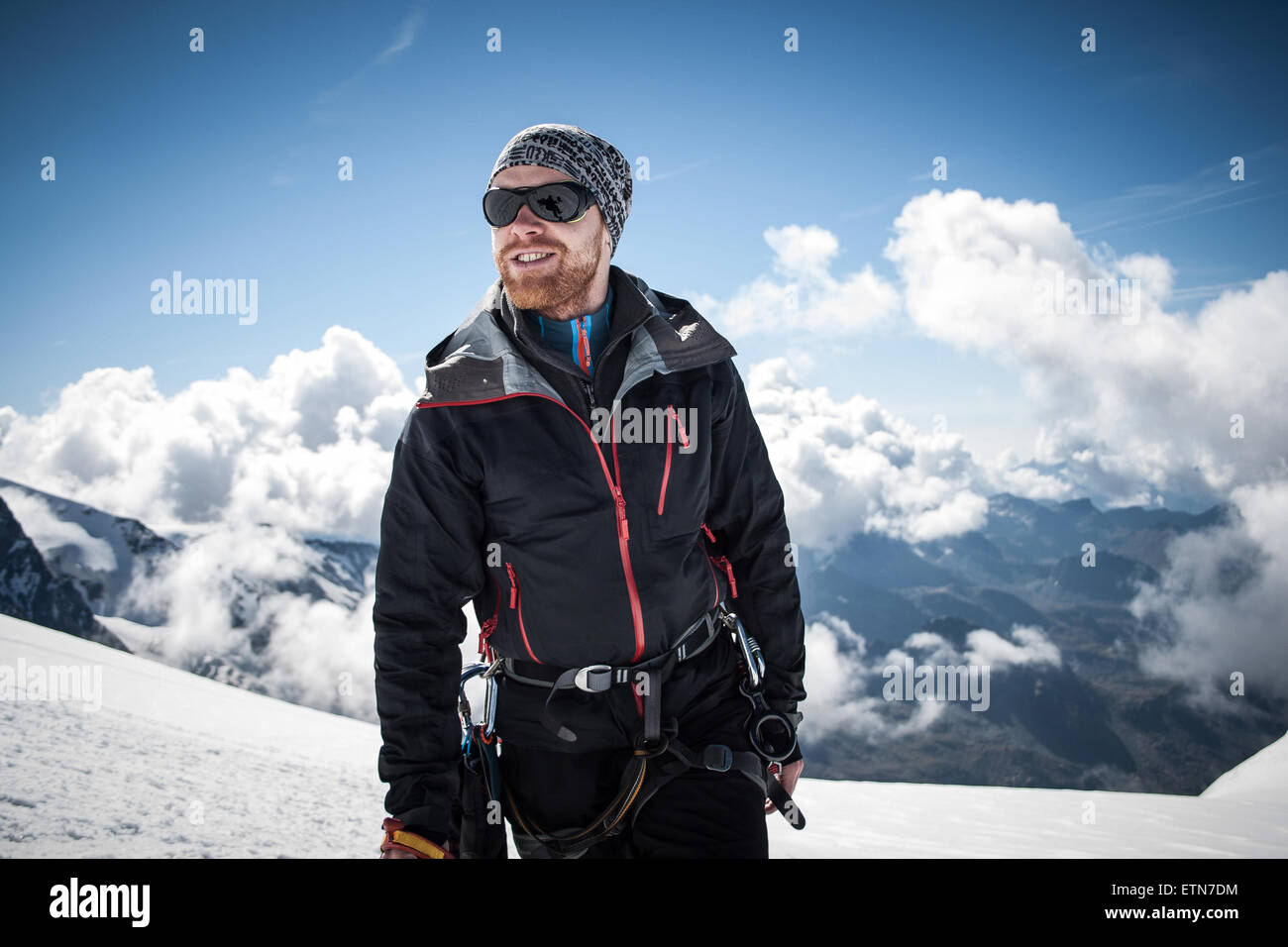 Mitte erwachsener Mann auf dem Gipfel des Breithornsattel, Zermatt, Schweiz Stockfoto