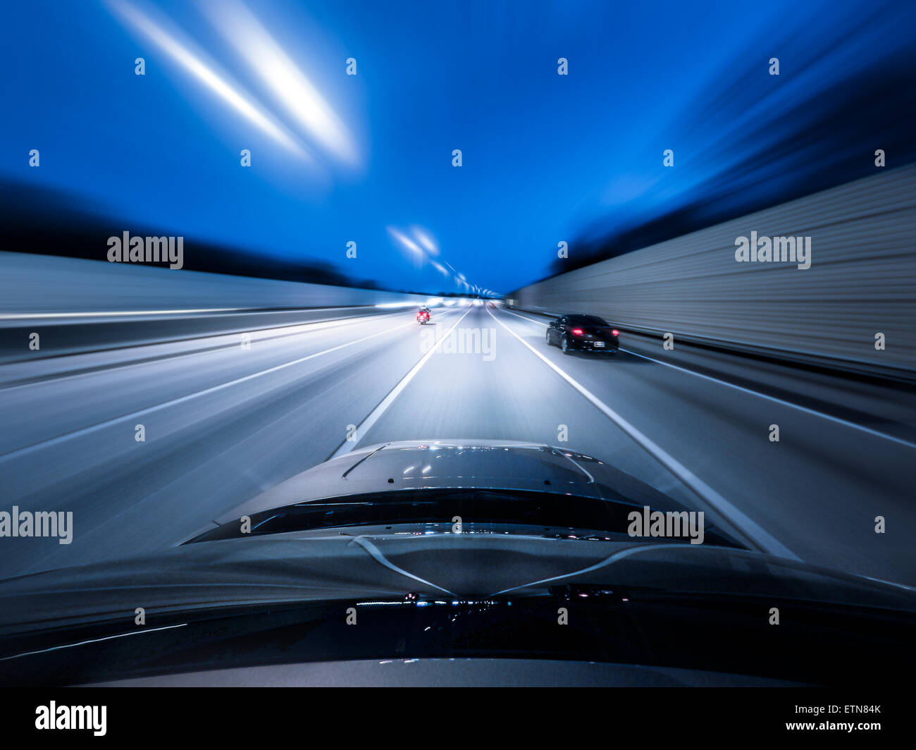 Blick vom oberen Rand eines Wagens auf einer Autobahn mit Geschwindigkeit Stockfoto