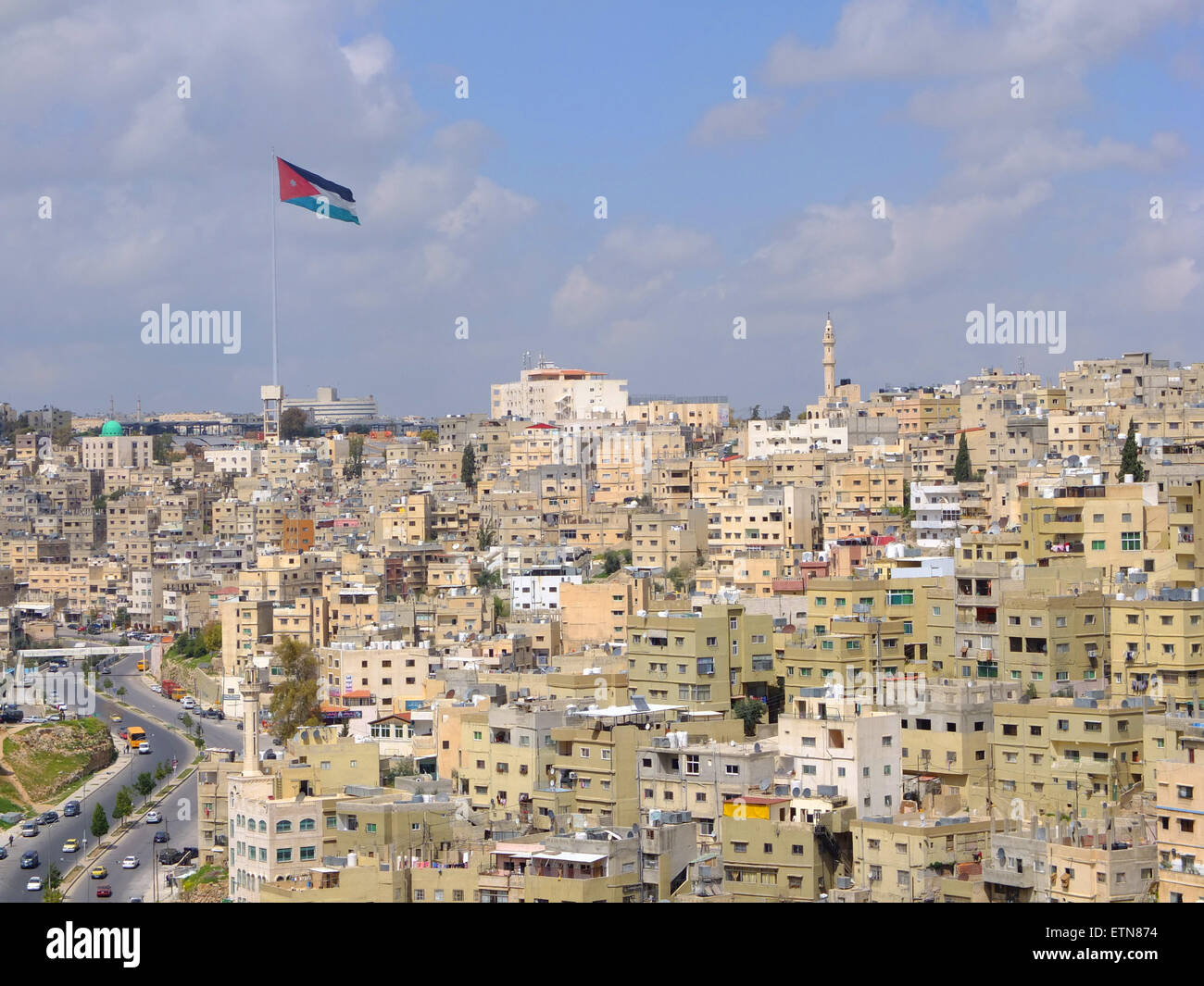 Nationalflagge und Skyline der Stadt, Amman, Jordanien Stockfoto