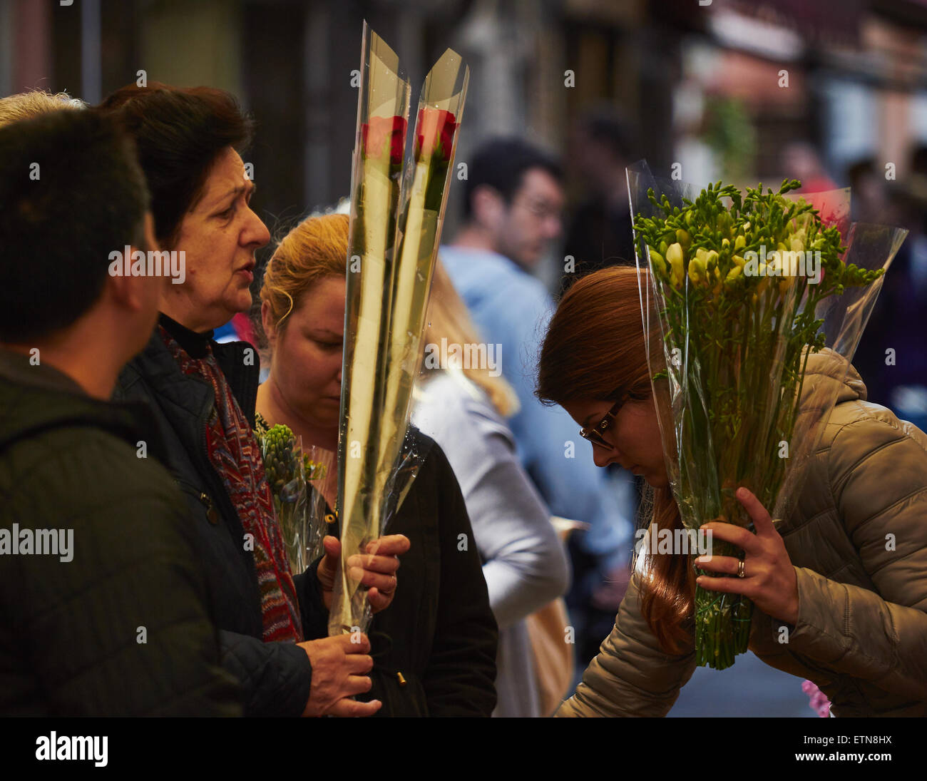 Frau, die Blumen in den Rialto Markt Venedig Veneto Italien Europa kaufen Stockfoto