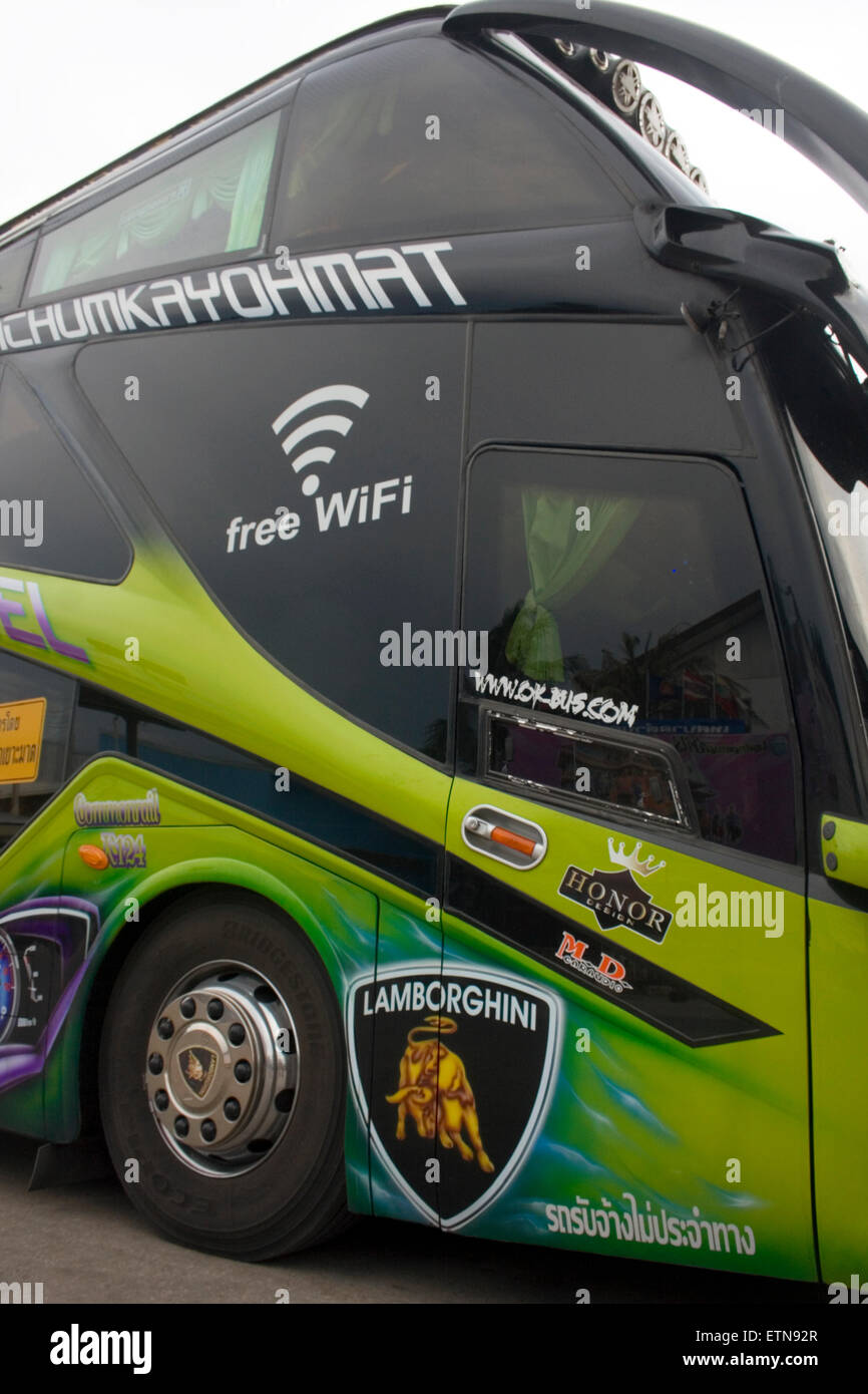 Ein bunte Tour-Bus mit kostenlosem WiFi ist auf dem Ban Klong Luek Grenze Markt in Aranyaprathet, Thailand geparkt. Stockfoto