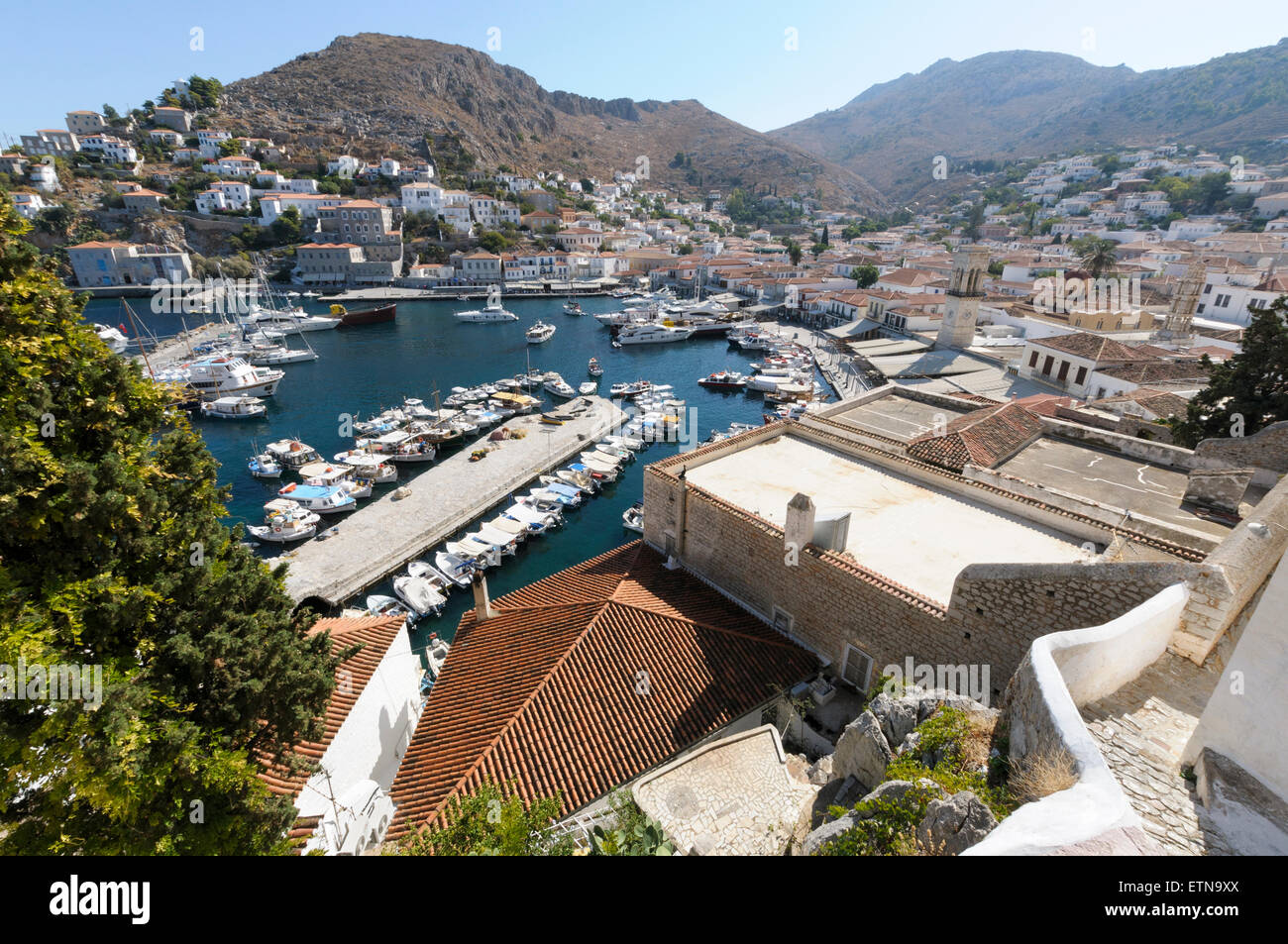 Panoramablick auf die Stadt und Hafen von Hydra, Saronische Inseln, Griechenland Stockfoto