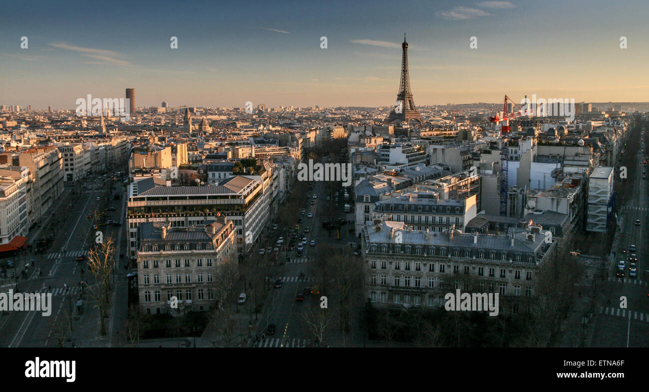 Paris-Skyline bei Sonnenuntergang, Frankreich Stockfoto