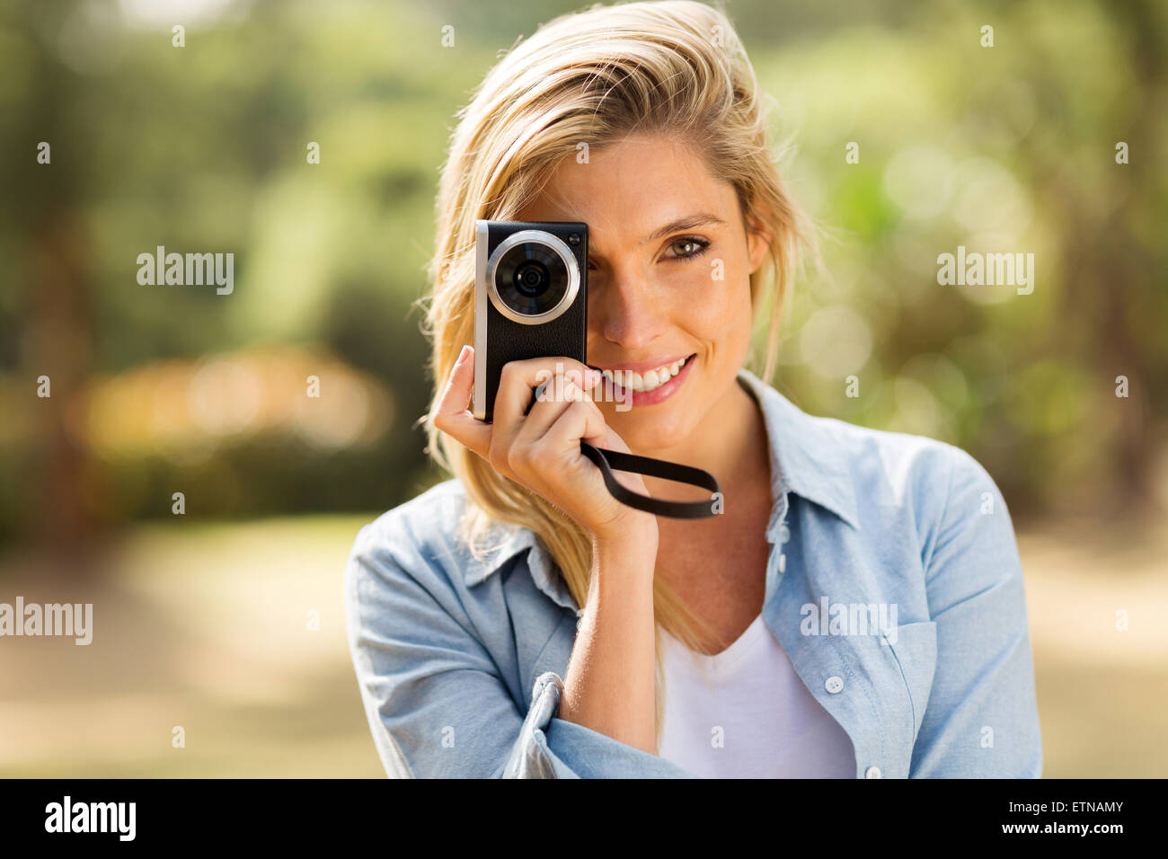 schöne junge Frau, die Aufnahmen im freien Stockfoto