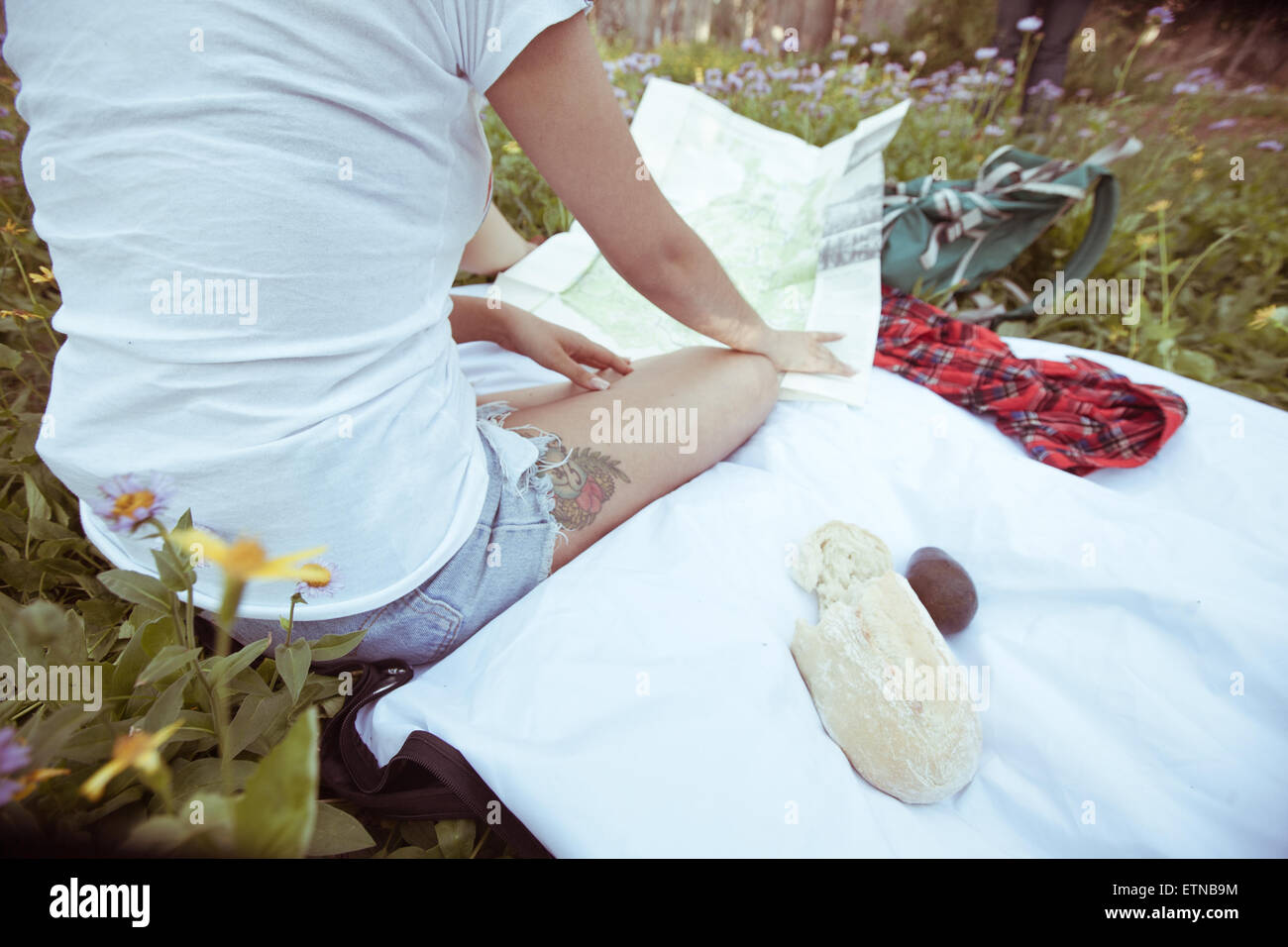 Nahaufnahme einer Frau sitzt auf einer Decke, Kartenlesen, Wyoming, USA Stockfoto