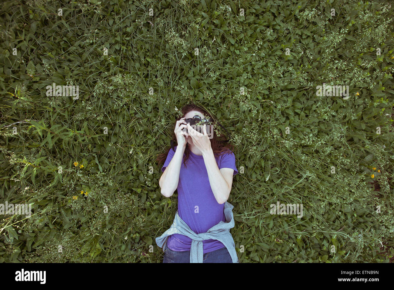 Frau liegend Gras Himmel fotografieren Stockfoto