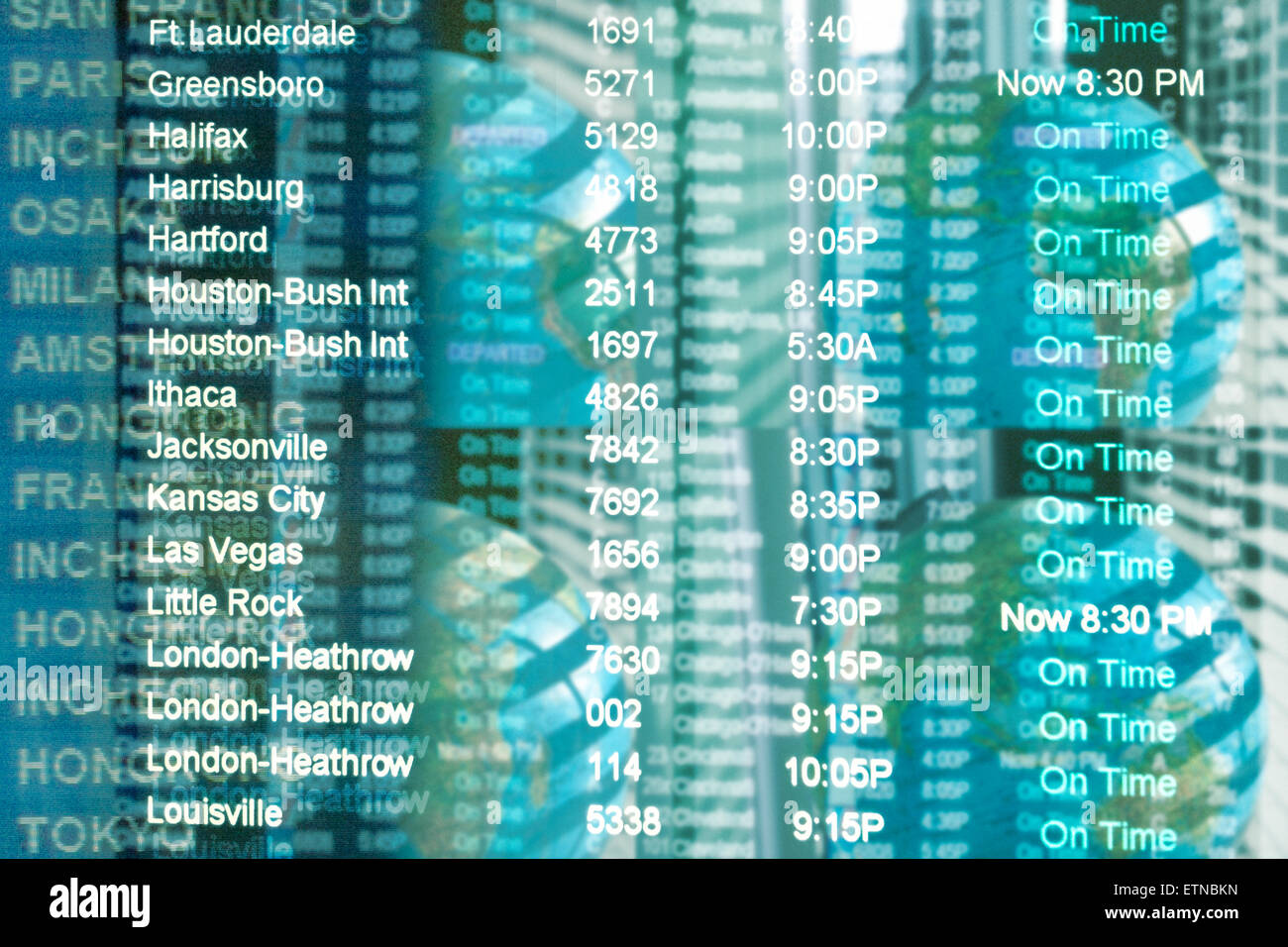 Informationen zum Zielort Board am Flughafen, überlagert auf vier Globen Stockfoto