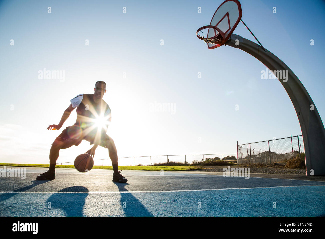 Junger Mann spielen Basketball in einem Park, Los Angeles, Kalifornien, USA Stockfoto