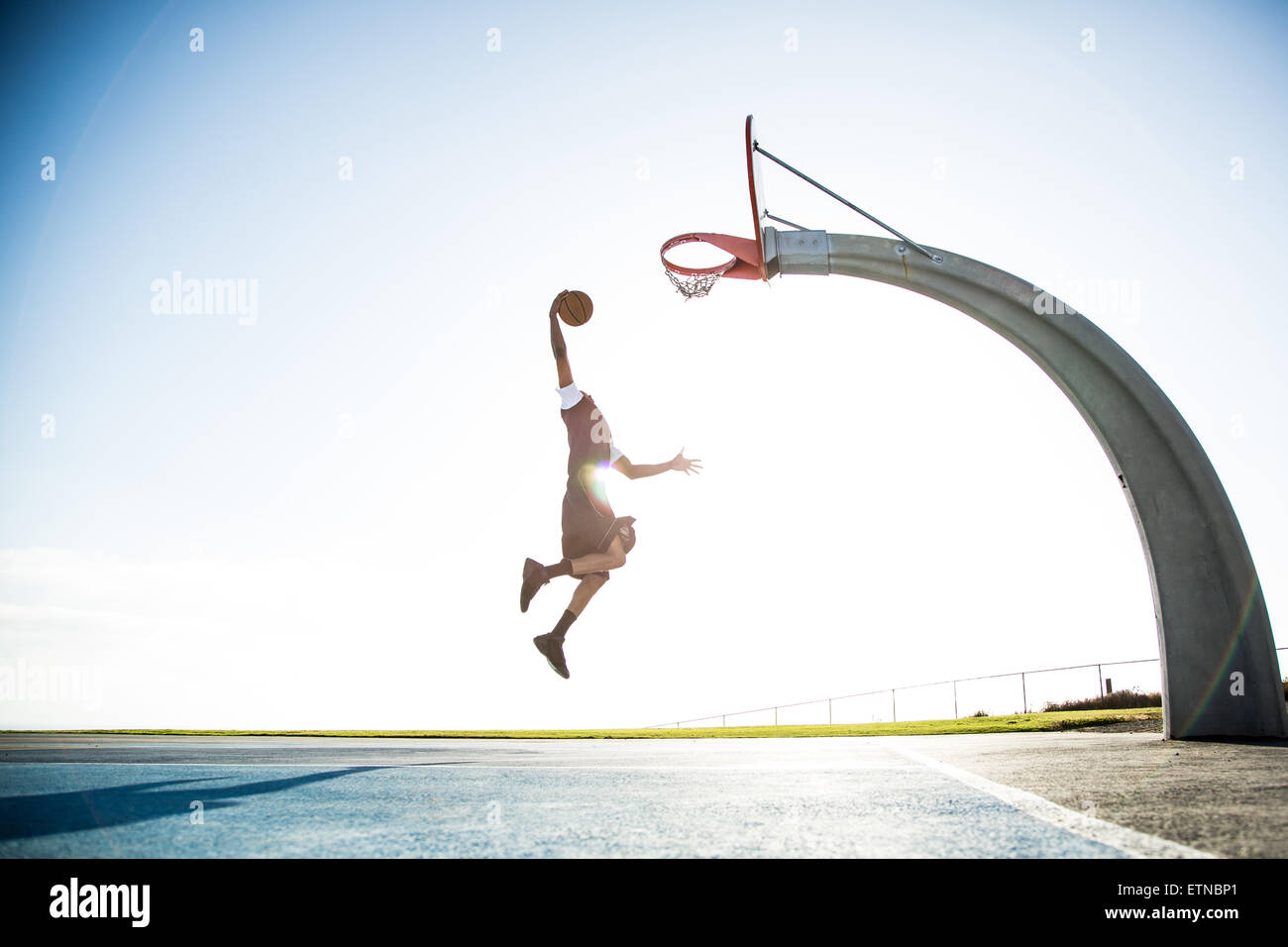 Junger Mann spielen Basketball in einem Park, Los Angeles, Kalifornien, USA Stockfoto