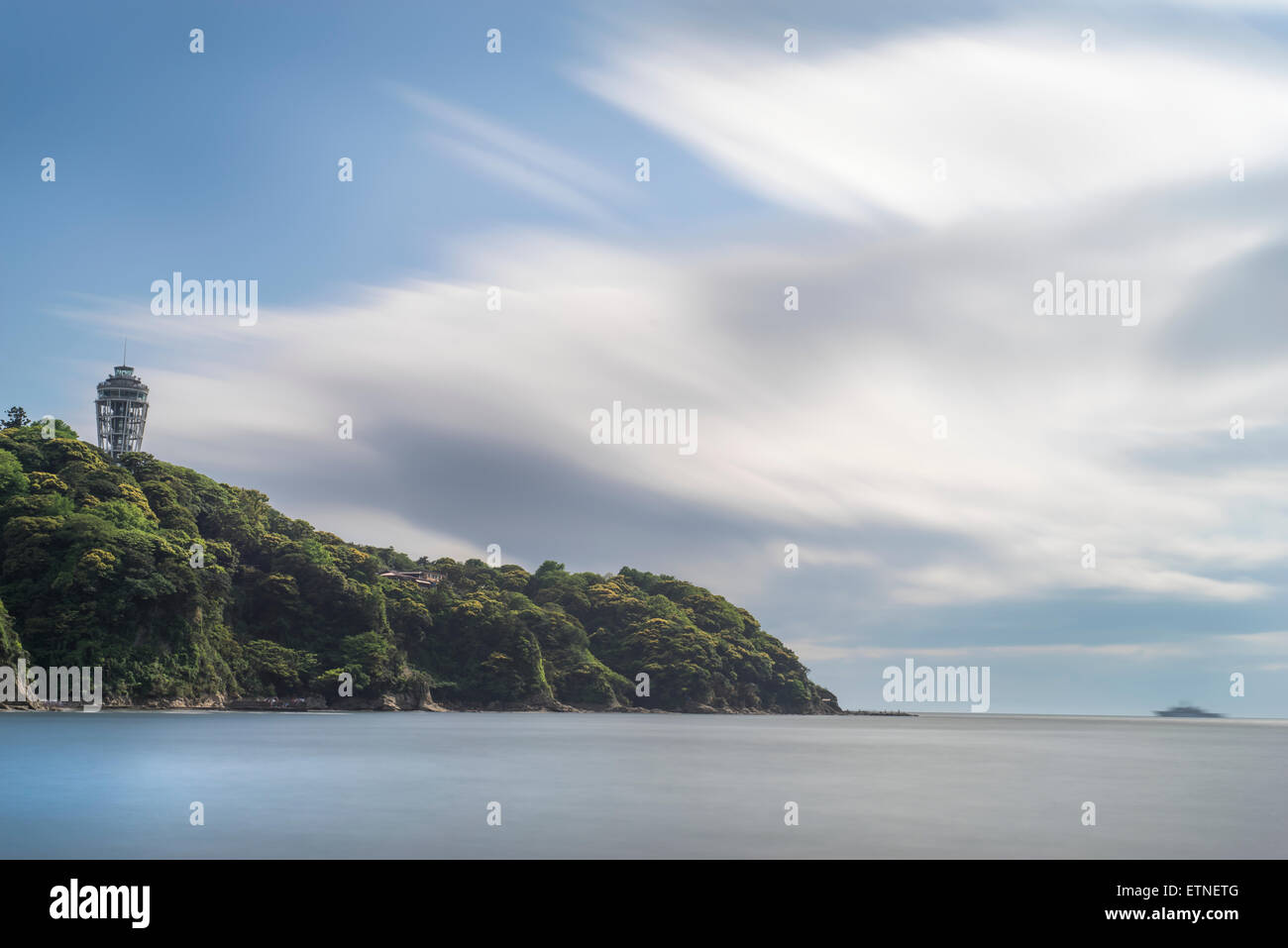 Insel Enoshima und seidige Wasser unter bewölktem Himmel, Präfektur Kanagawa, Japan Stockfoto