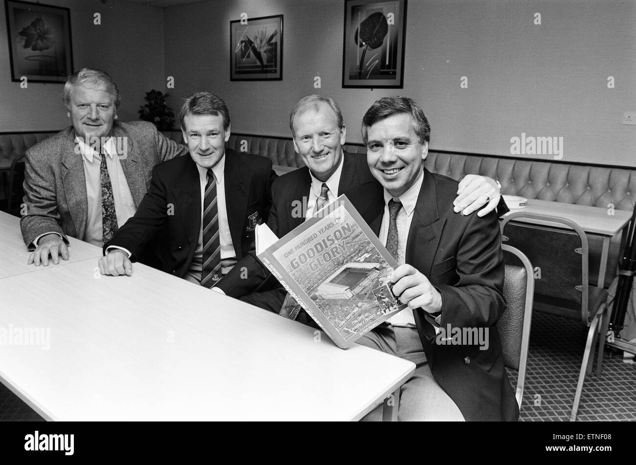Ken Rogers, Buch starten, hundert Jahre Goodison Herrlichkeit, das offizielle Centenary History, Fototermin im Goodison Park, Heimat des FC Everton Football Club, 24. August 1992. Stockfoto