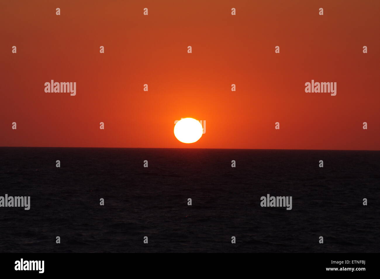 Orange Sonnenuntergang über dunklem Meer, Sonnenuntergang über dunklem Ozean, Orange, Sonnenuntergang, über, dunkel, Meer, Meer natürliche Beleuchtung, Naturlandschaft, ungefiltert Stockfoto