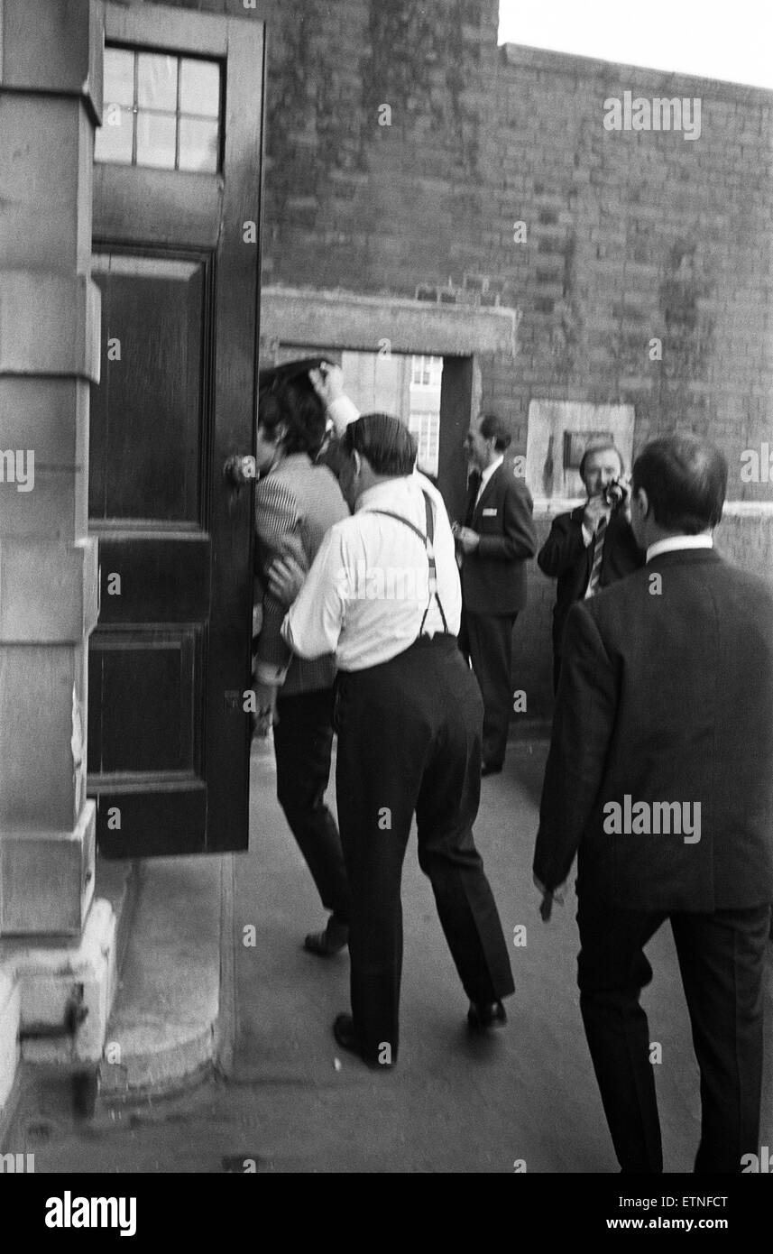 In Marylebone Polizeigericht wurden heute Donovan Leitch und sein musikalischer Leiter Dave Mills (bekannt als Gypsy Dave) £250 auf Drogeaufladungen verurteilt. Im Bild: Donovan Leitch. 28. Juli 1966. Stockfoto