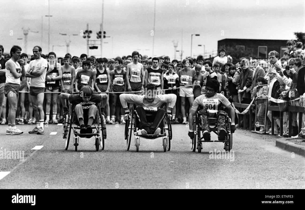 Sie sind Weg... Rollstuhl-Konkurrenten beim Junior Great North Run, links nach rechts, Lee Eckland, 14, Forest Hall, Marcus Waugh, 15, Schloss Eden und Koiysor Choudbury, 14 aus Tynemouth.  20. Juni 1987. Stockfoto