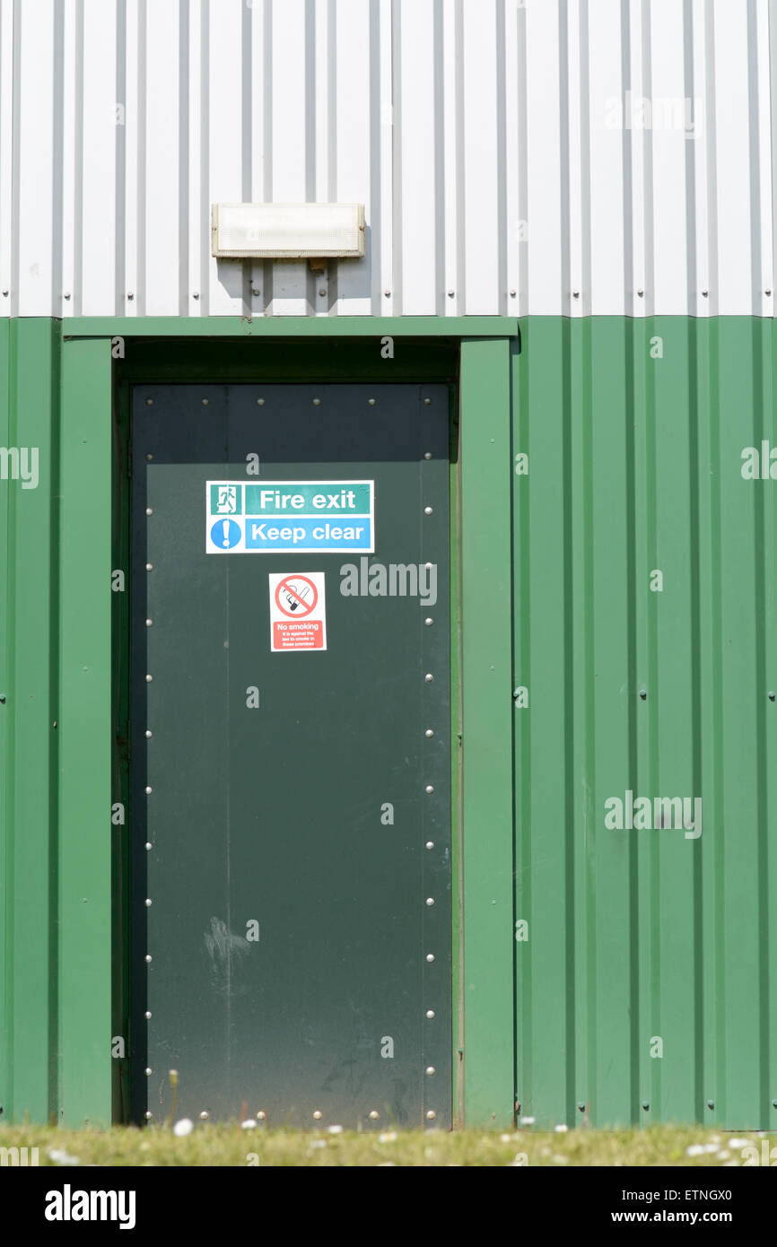 Feuerleiter Tür am Industrieanlage Stockfoto