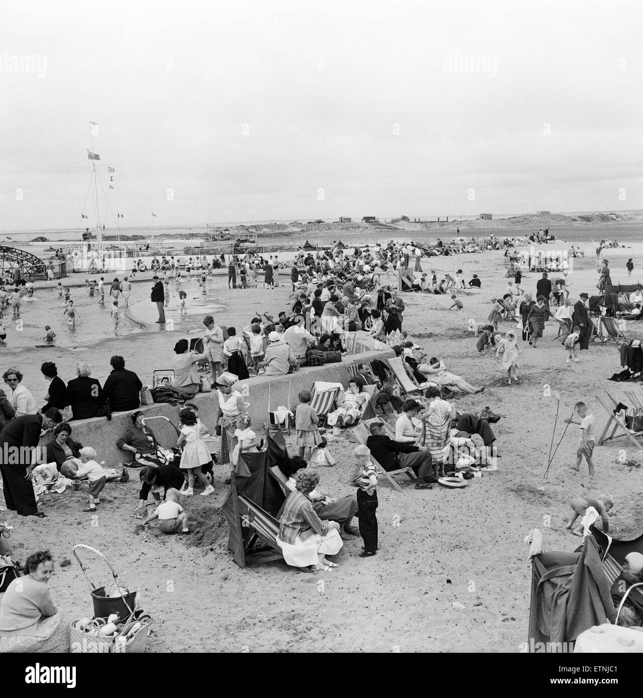 Urlauber am Strand von Southport, Merseyside. 5. August 1959. Stockfoto