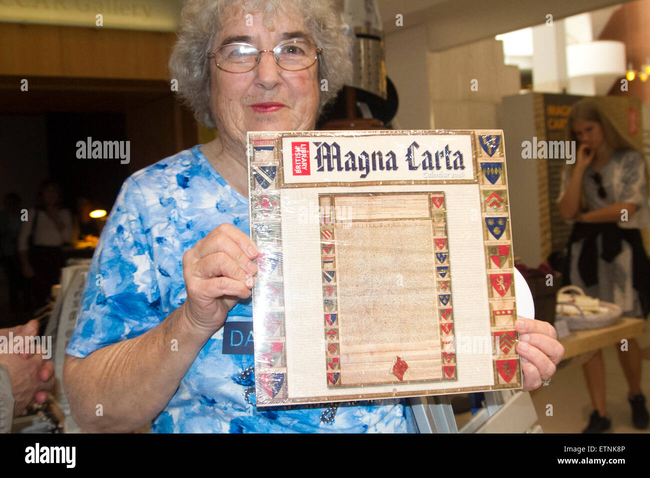 London, UK. 15. Juni 2015. Besucher sehen eine Ausstellung in der British Library am 800 Jahrestag der Unterzeichnung der Magna Carta in Runnymede Credit: Amer Ghazzal/Alamy Live-Nachrichten Stockfoto