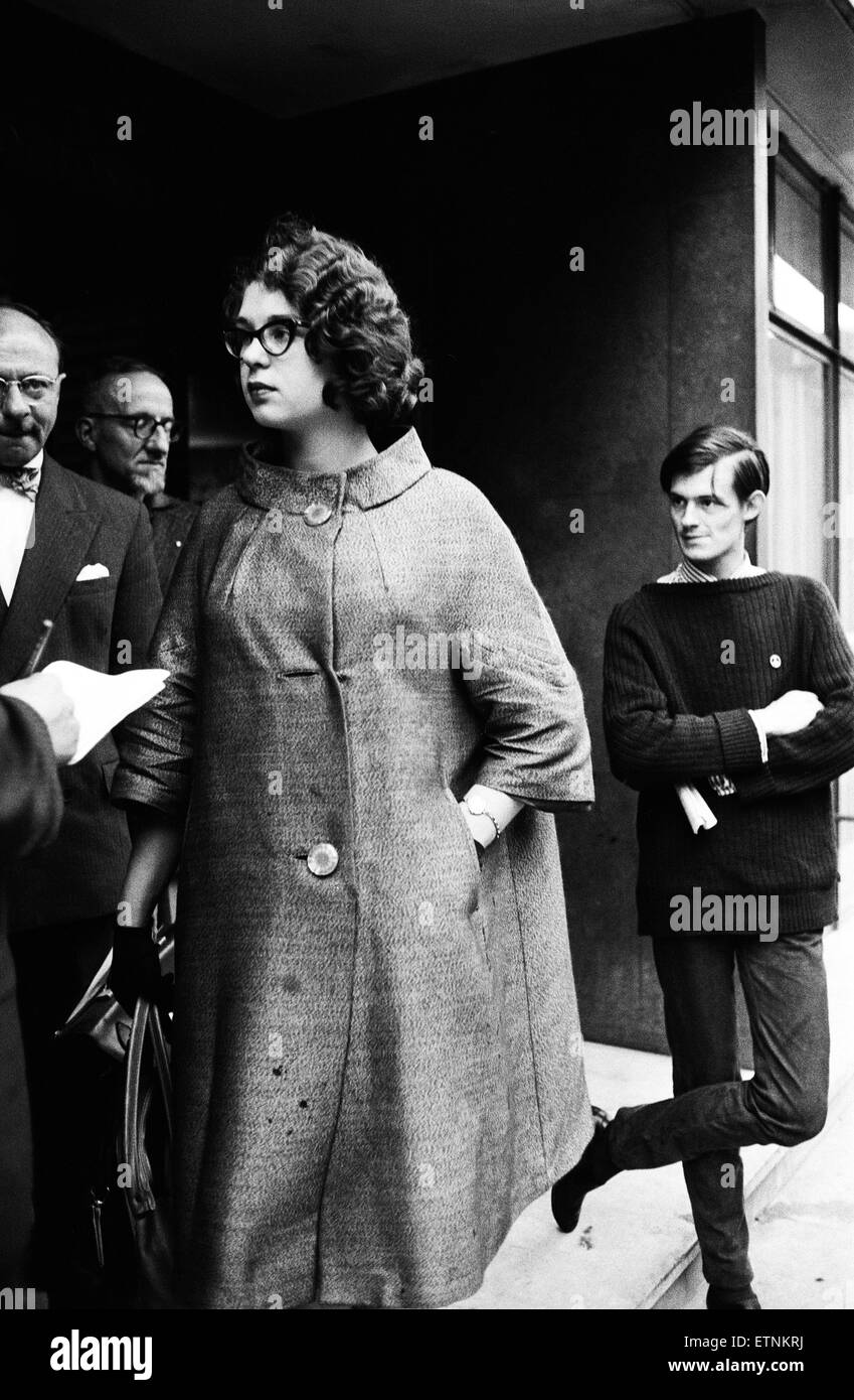 Miss Avril Walters, der Sekretär der Liga Empire Loyalists. Es war ein Zusammenstoß zwischen der League of Empire Loyalists und Mitgliedern des Ausschusses der 100 waren bei einem Friedenstreffen in der Mahatma Gandhi Hall in Fitzroy Street, London. 20. Juli Stockfoto