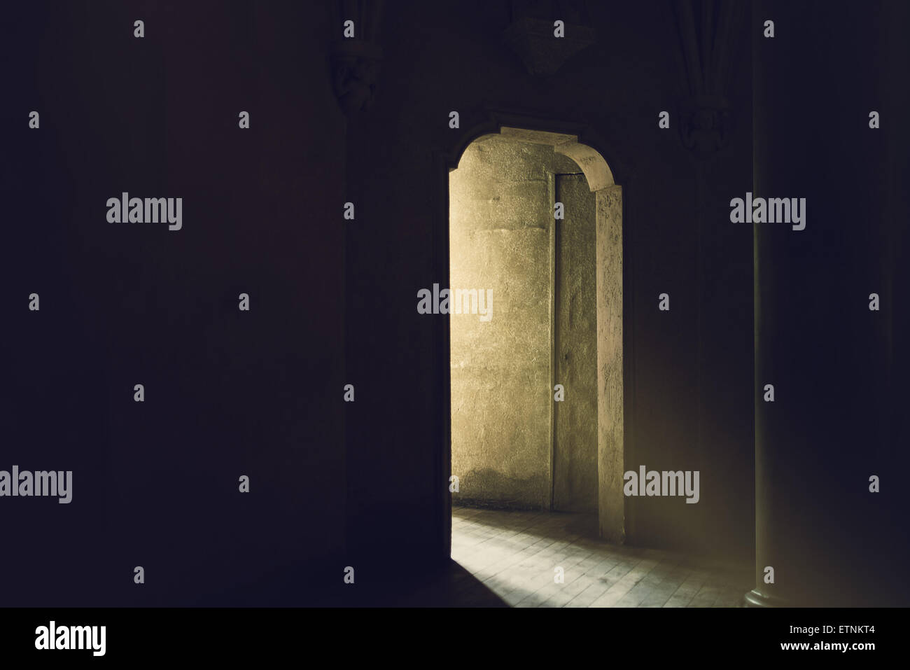 Mystische gotische Tür mit Sonnenlicht in dunkle Zimmer, Ausgang zum Licht, Hoffnung und neue Anfang Konzept, Vintage Retro-Ton-Effekt Stockfoto