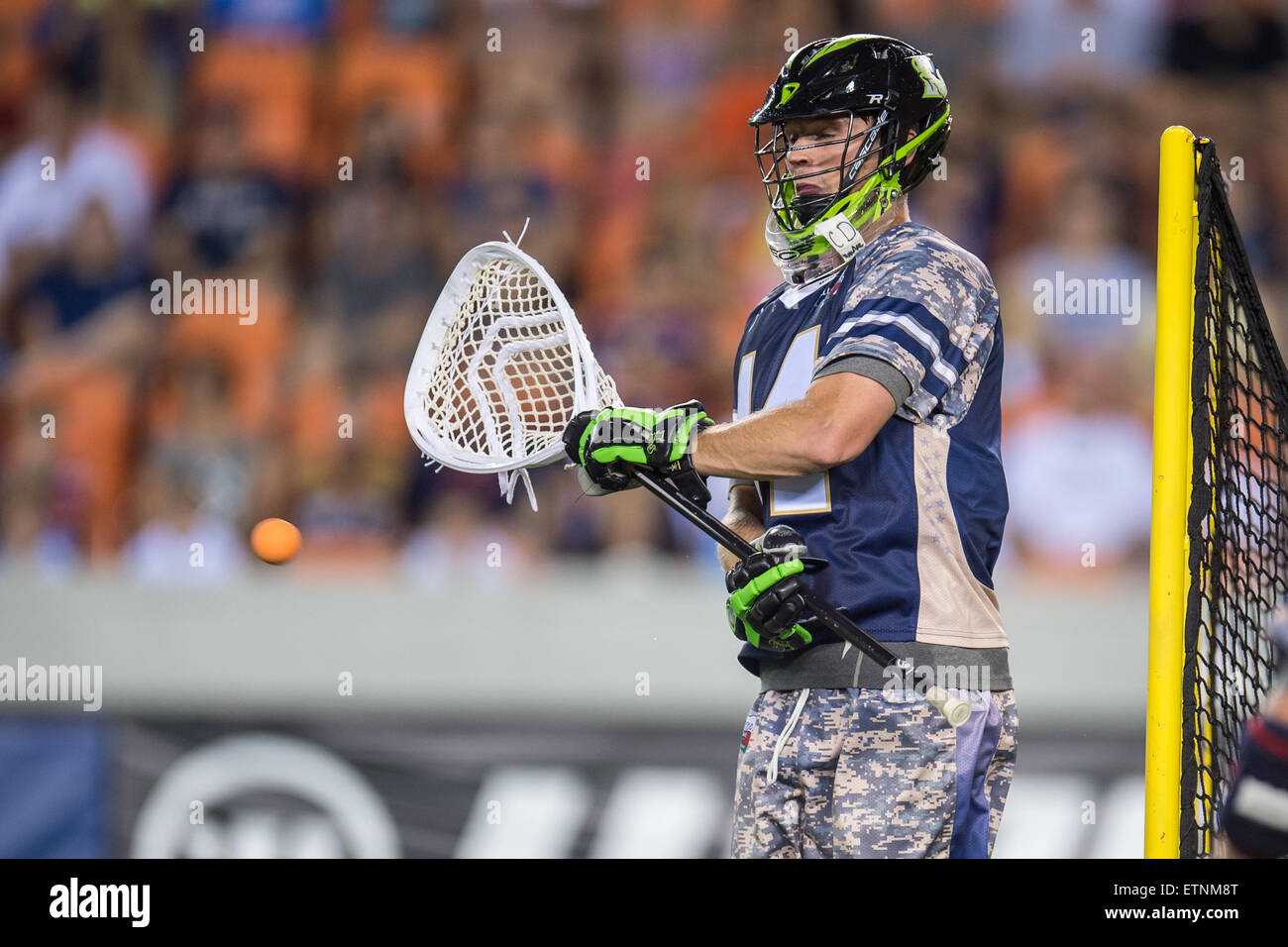 Houston, Texas, USA. 13. Juni 2015. Cowboys Goalie Drew Adams (14) blockt einen Schuss in die Major League Lacrosse All-Star Game im BBVA Compass Stadium in Houston, TX am 13. Juni 2015. Die Gladiatoren gewann 27-15. © Trask Smith/ZUMA Draht/Alamy Live-Nachrichten Stockfoto