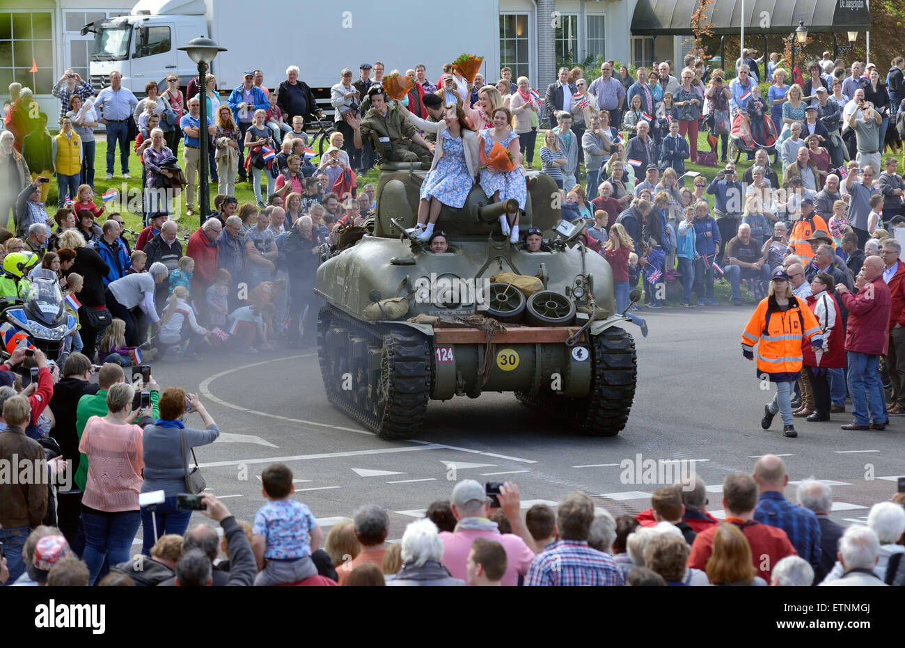 Erinnerung-Parade mit ein Sherman-Panzer auf der Fith Mai, den Tag, dass die Niederlande erinnert an die Befreiung des Krieges Stockfoto