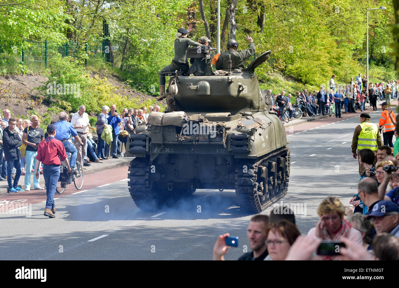 Erinnerung-Parade mit ein Sherman-Panzer auf der Fith Mai, den Tag, dass die Niederlande erinnert an die Befreiung des Krieges Stockfoto