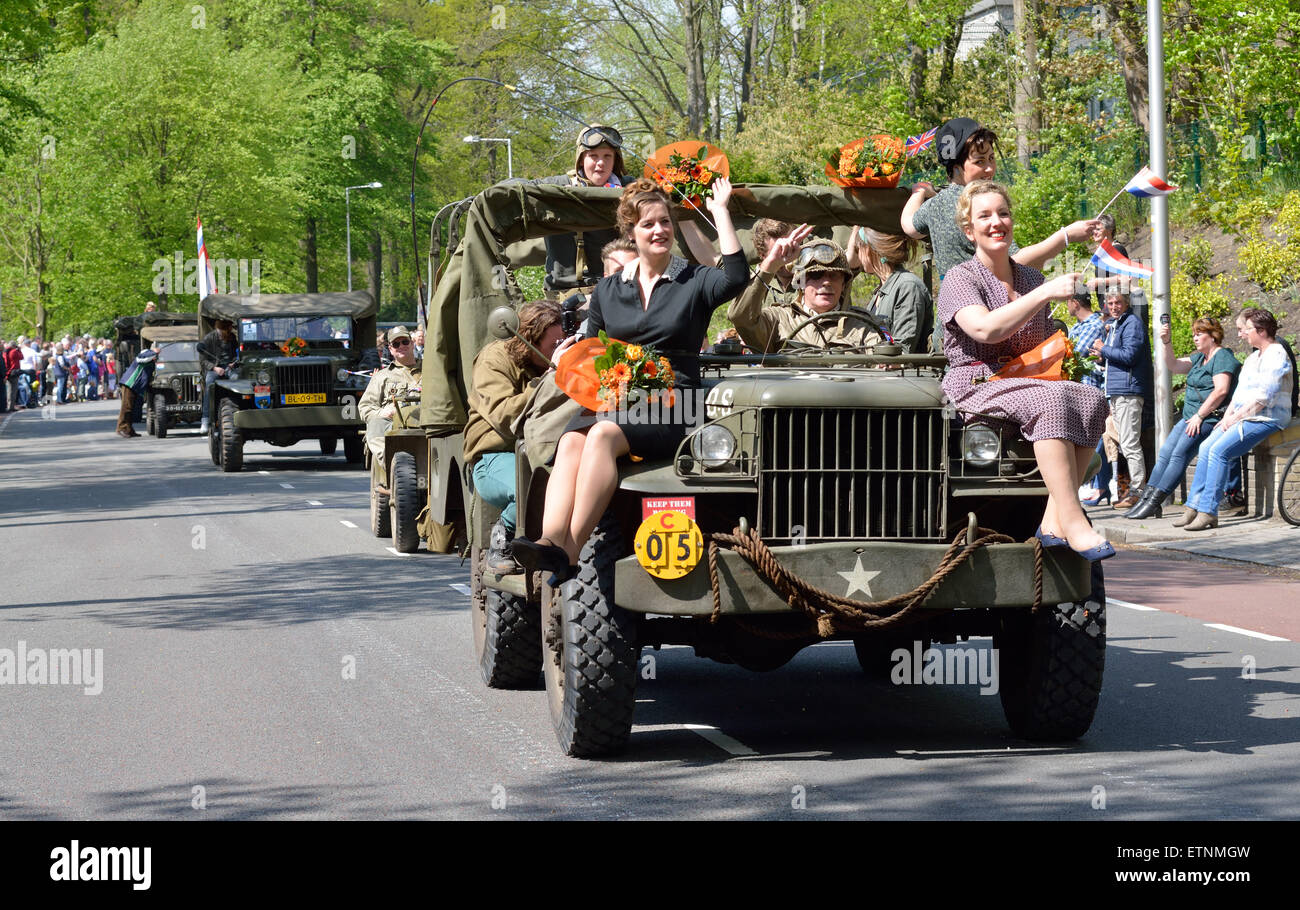 Erinnerung-Parade mit einem Jeep auf der Fith Mai, den Tag, dass die Niederlande erinnert an die Befreiung des Krieges Stockfoto
