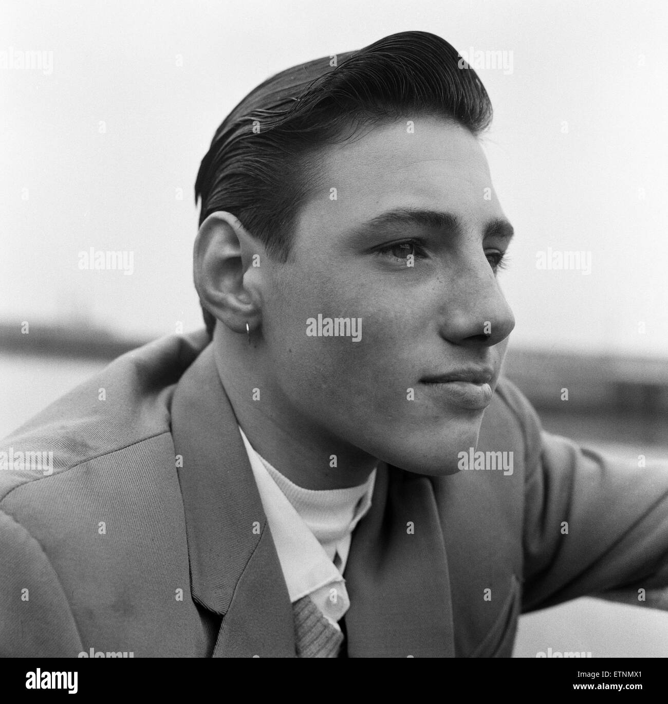 Ray Winney, 16, zeigt seine Ohrring. "Dockside Dandys" bei Lowestoft, Suffolk. 16. Mai 1962. Stockfoto