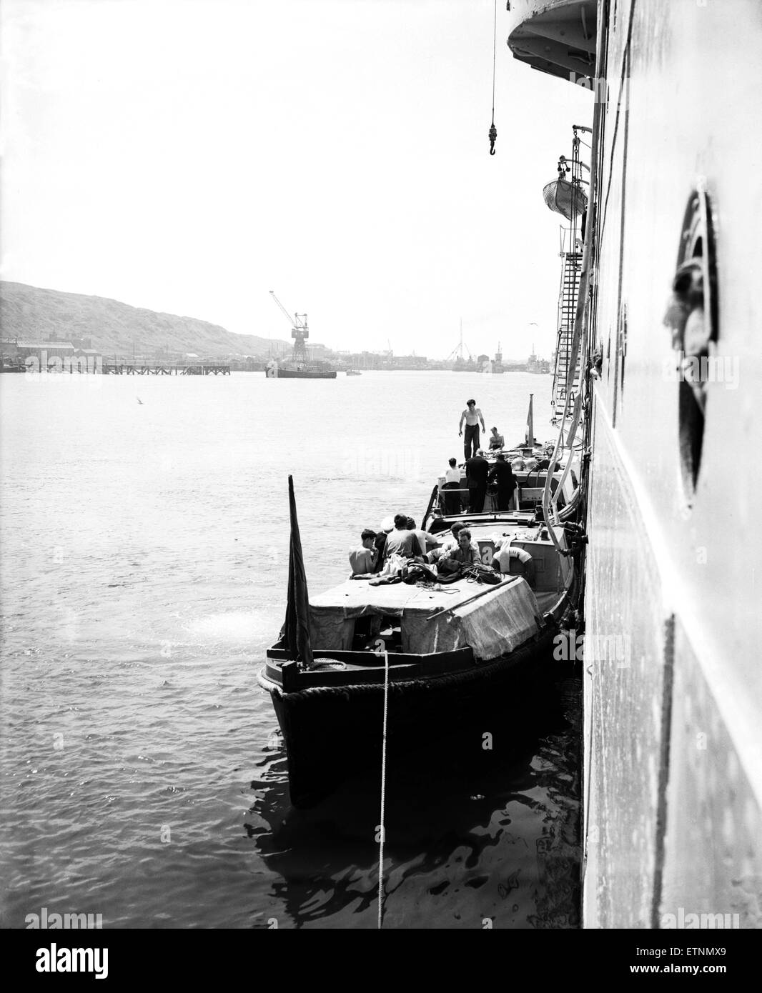 HM-u-Boot-Sidon sank im Hafen von Portland nach einer Explosion. Sie war neben der HMS Maidstone zum Zeitpunkt festgemacht. 16. Juni 1955. Stockfoto