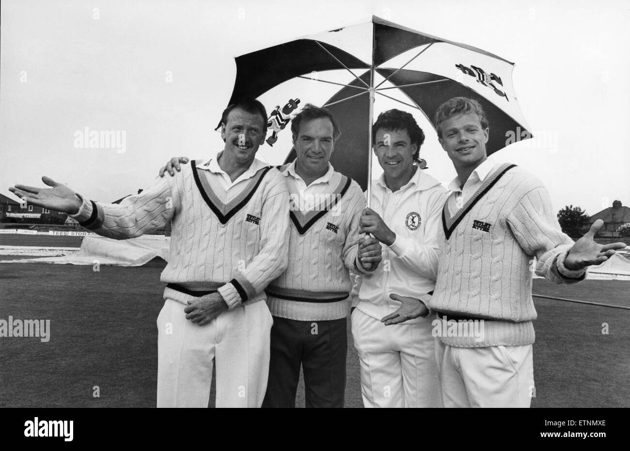Schönes Wetter für Enten- und nicht die Cricket Art!  Unter Schutz vor dem Regen am Acklam Park (von links nach rechts) Arnie Sidebottom und Phil Carrick (Yorkshire), Tim Robinson (Nottinghamshire) und Paul Jarvis (Yorkshire) 30. Mai 1987 Stockfoto