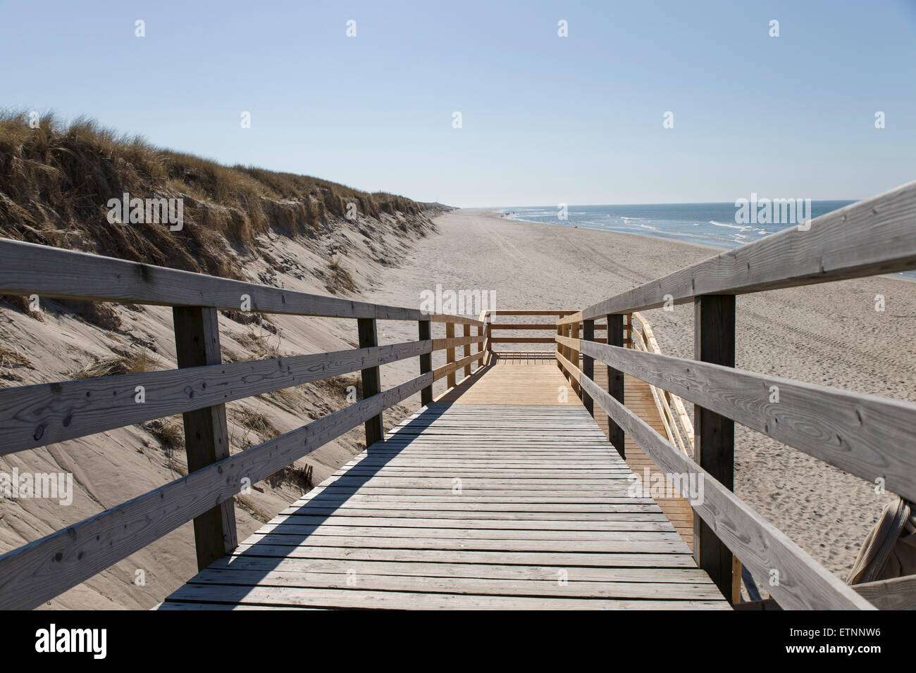 Treppe, die zu einem einsamen Strand am Meer Stockfoto