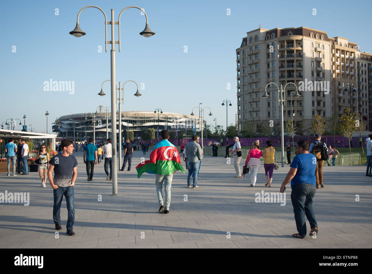 Baku, Aserbaidschan. 12. Juni 2015. Kurz vor der Eröffnung der ersten Europäischen Olympischen Spiele in Baku, Aserbaidschan. Ein Mann mit einem aserbaidschanische Flagge steht in der Menge. © Jacob Balzani Loov/ZUMA Draht/Alamy Live-Nachrichten Stockfoto