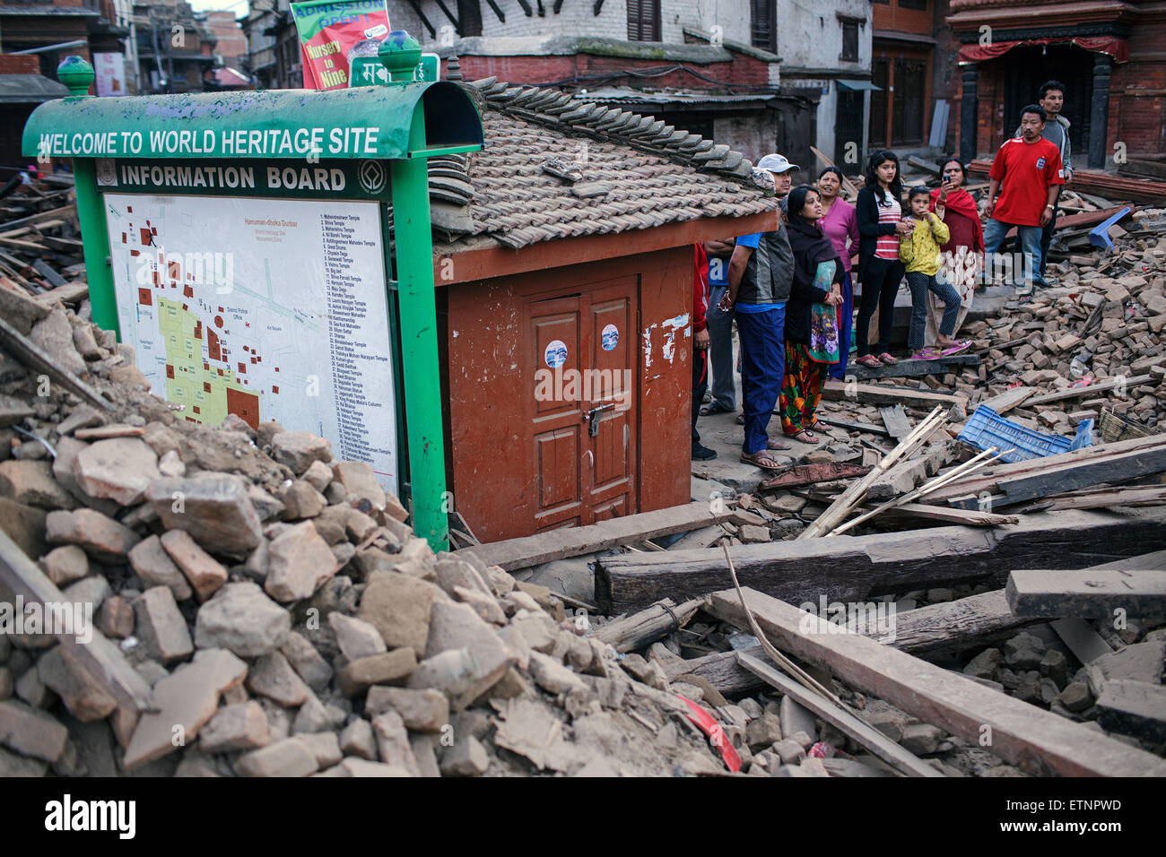 Durbar Square am zweiten Tag nach dem Erdbeben. Menschen am Welterbe-Schild. Kathmandu, Nepal. 26. April 2015. Stockfoto