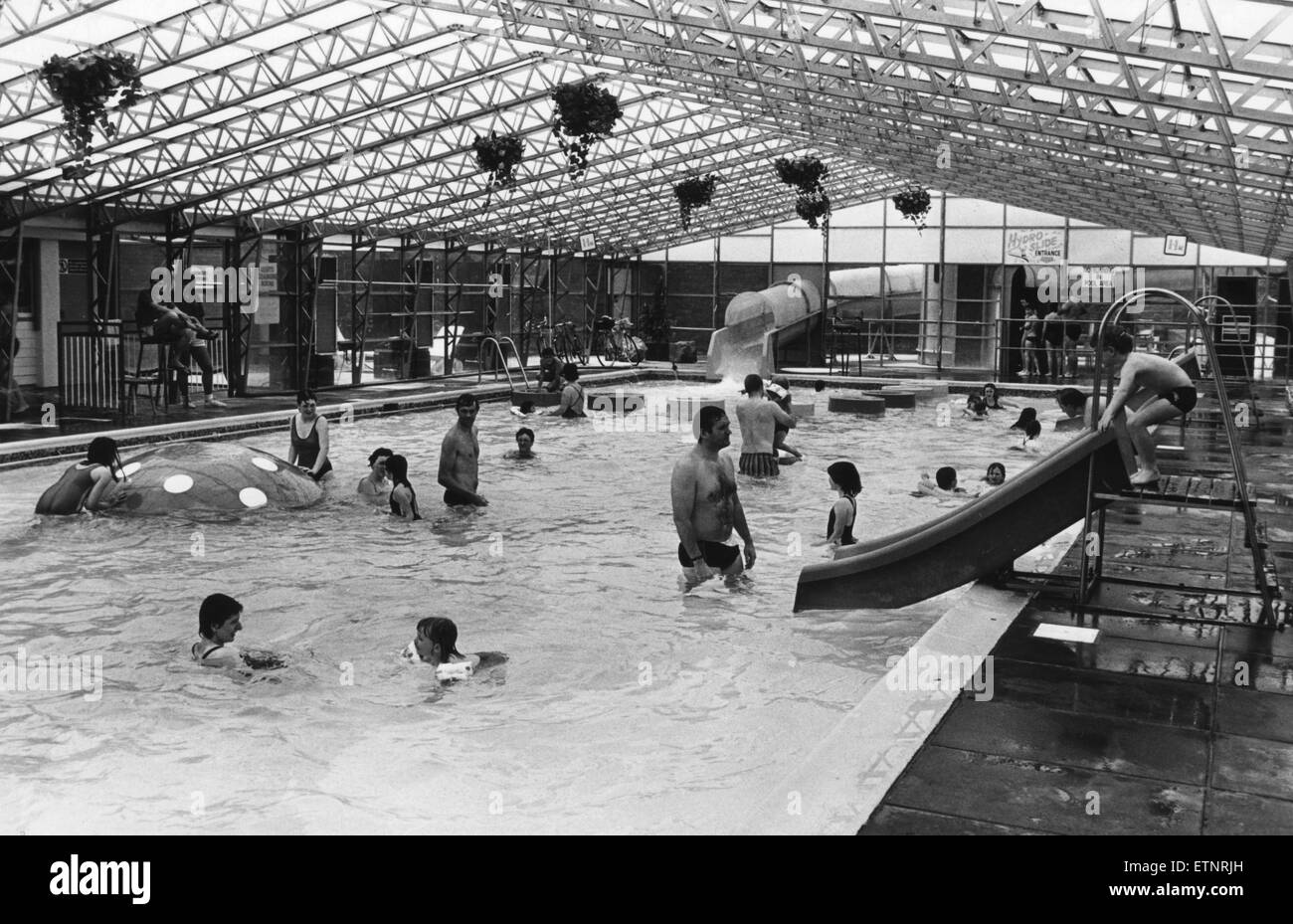 Urlauber genießen das Schwimmbad am Sun Centre, Trecco Bay, Porthcawl, Bridgend, Südwales, 12. Juli 1988. Stockfoto