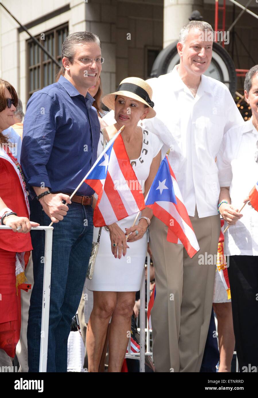 New York, NY, USA. 14. Juni 2015. Alejandro Garcia Padilla, Gouverneur von Puerto Rico und New York Kongressabgeordnete Nydia M. Velazquez, NYC Bürgermeister Bill de Blasio in Anwesenheit für 2015 nationalen Puerto Rican Day Parade, Manhattan, New York, NY 14. Juni 2015. Bildnachweis: Derek Sturm/Everett Collection/Alamy Live-Nachrichten Stockfoto