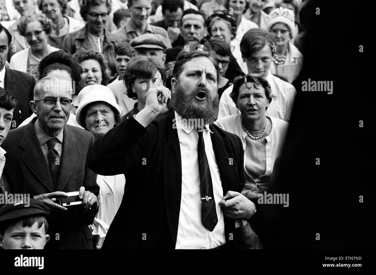 Herr Austen Brooks, ein Mitglied der Liga der Empire Loyalists, Zwischenrufe konservative Premierminister Alec Douglas-Home bei Ongar. 27. Juli 1964. Stockfoto