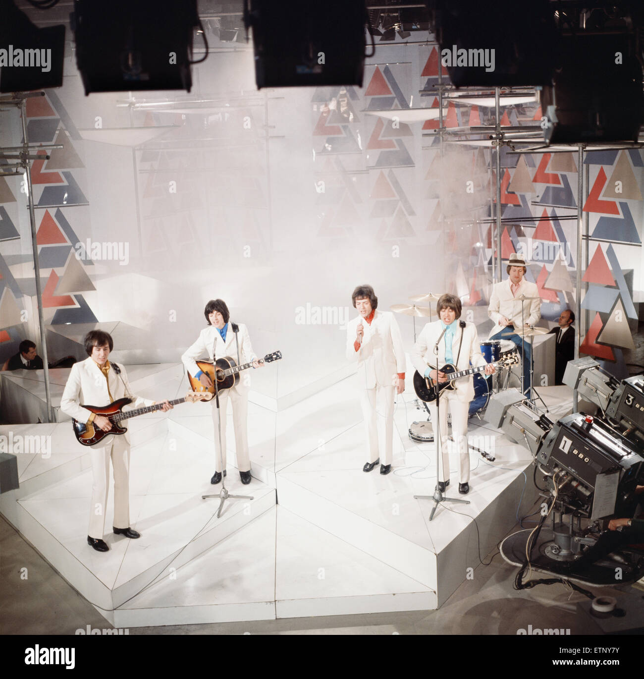 Britische Popgruppe The Hollies Durchführung im BBC Fernsehen-Diagramm-Programm Top Of The Pops. Mai 1969. Stockfoto Britische Popgruppe The Hollies Durchführung im BBC Fernsehen-Diagramm-Programm Top Of The Pops. Mai 1969. Stockfoto