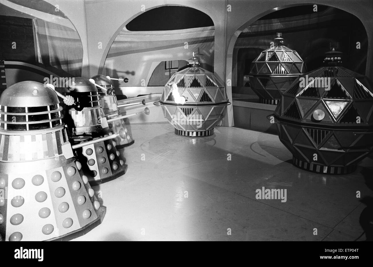 Doctor Who, Fernsehserie, Szene aus Geschichte namens "The Chase", achte Serie, Staffel 2. Bilder zeigen die Konfrontation zwischen der Mechonoids, große kugelförmige Roboter ursprünglich von Menschen gebaut um Welten und ihre Erzfeinde The Daleks besiedeln zu helfen. Die Auseinandersetzung erfolgt auf einer Raumstation. BBC TV-Studios, Ealing Green gefilmt. 14. April 1965. Stockfoto