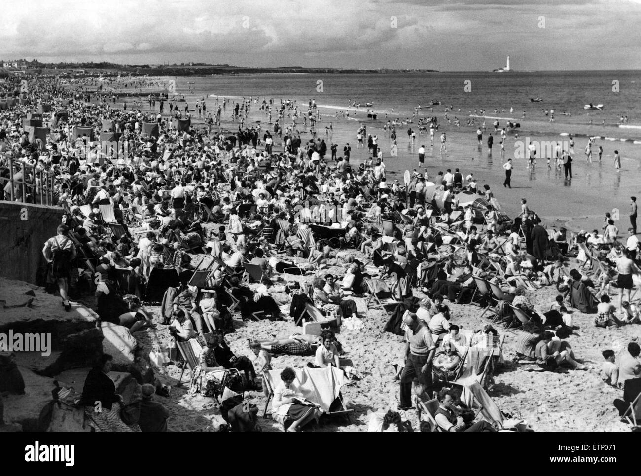 Einem überfüllten Whitley Bay Strand, Tyne and Wear. 7. August 1961. Stockfoto