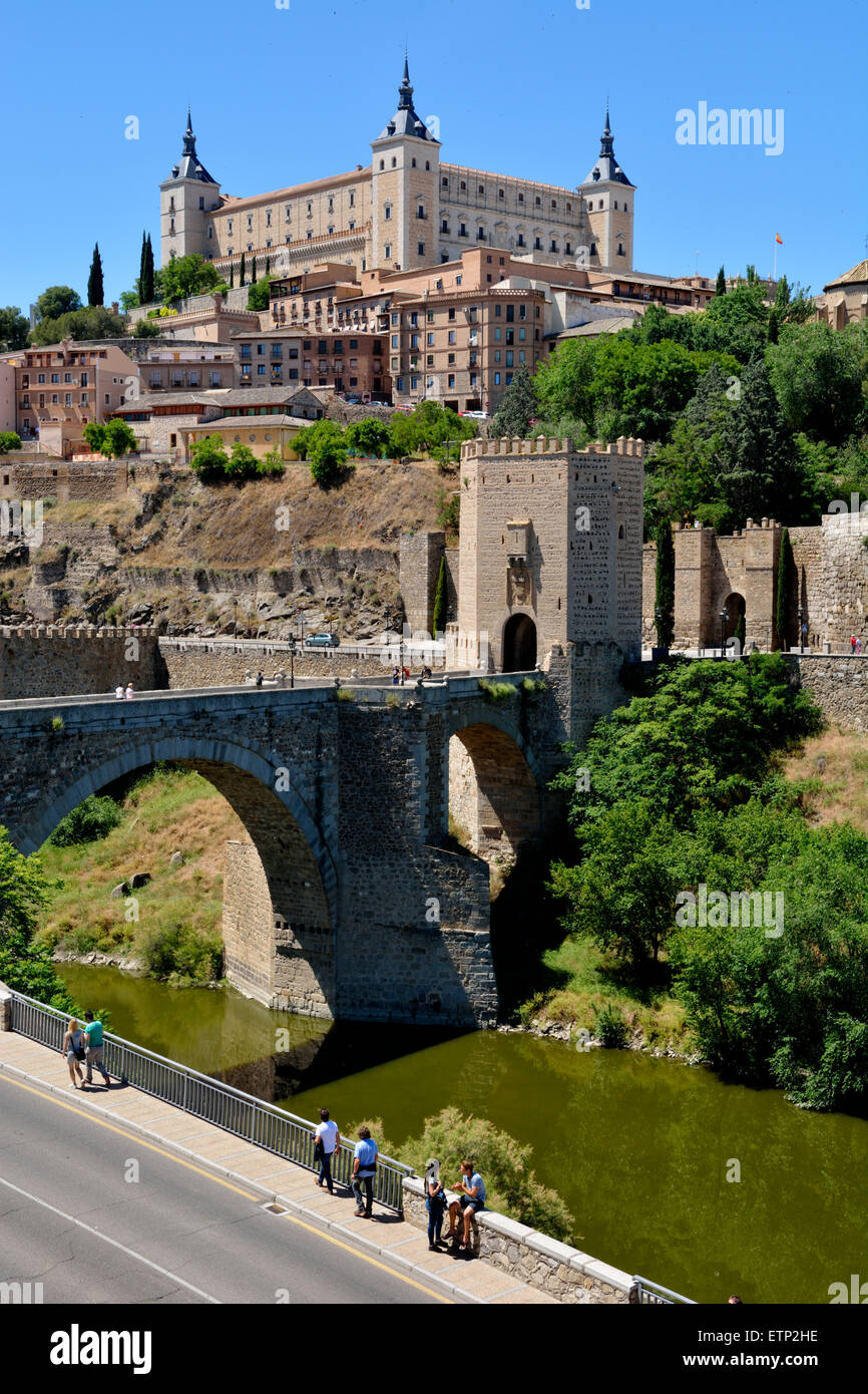 Nachschlagen im Alcazar mit Alcantara Brücke über den Fluss Tejo, Toledo, Spanien Stockfoto