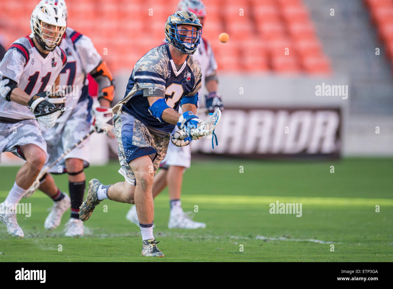 Houston, Texas, USA. 13. Juni 2015. Cowboys Angreifer Rob Pannell (3) geht der Ball in der Major League Lacrosse All-Star Game BBVA Compass-Stadion in Houston, TX am 13. Juni 2015. © Trask Smith/ZUMA Draht/Alamy Live-Nachrichten Stockfoto