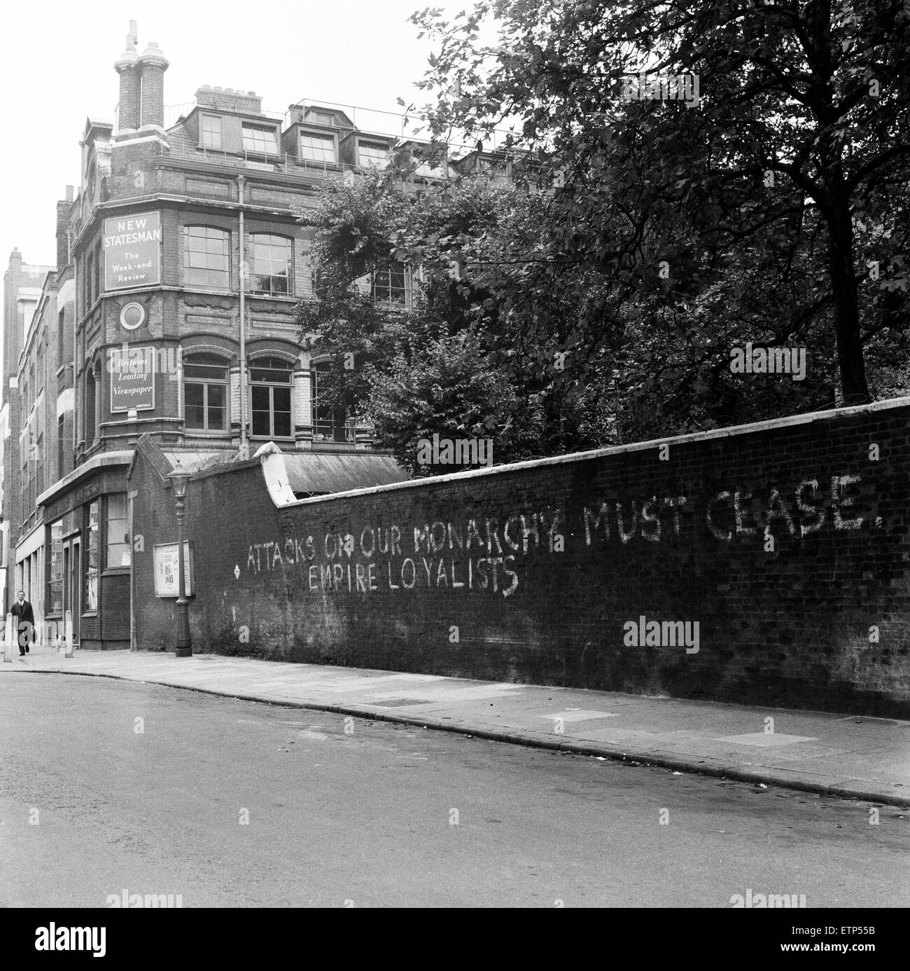 Empire Loyalists malen Slogans auf Häuser der Königin Kritiker. 18. August 1957. Stockfoto