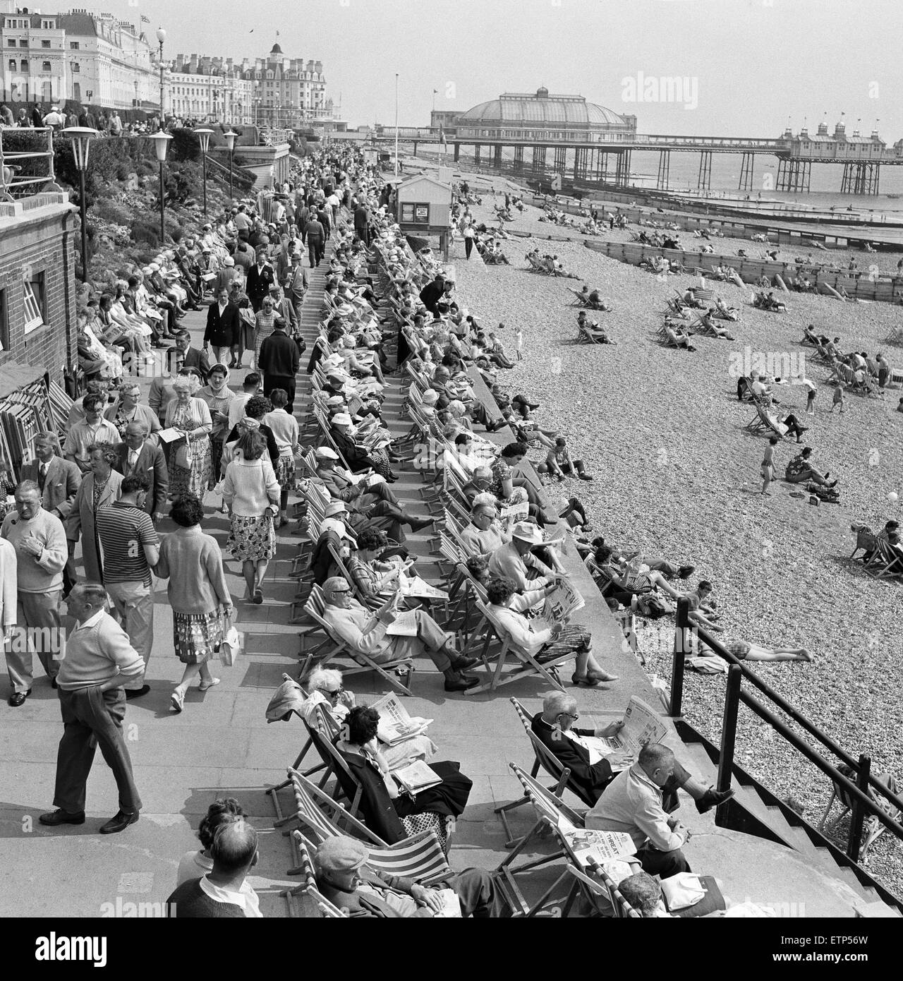 Pfingsten Urlaub Szenen, mit dem Pier in Eastbourne, Sussex im Hintergrund. 10. Juni 1962. Stockfoto