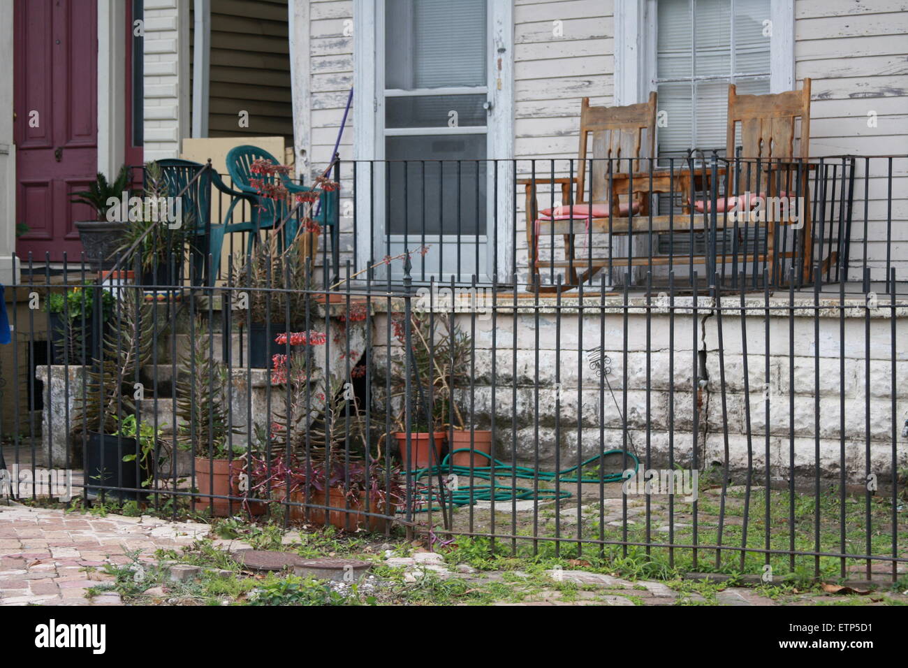 Schaukelstühle auf hölzernen Schindeln Haus Veranda in New Orleans, USA Stockfoto