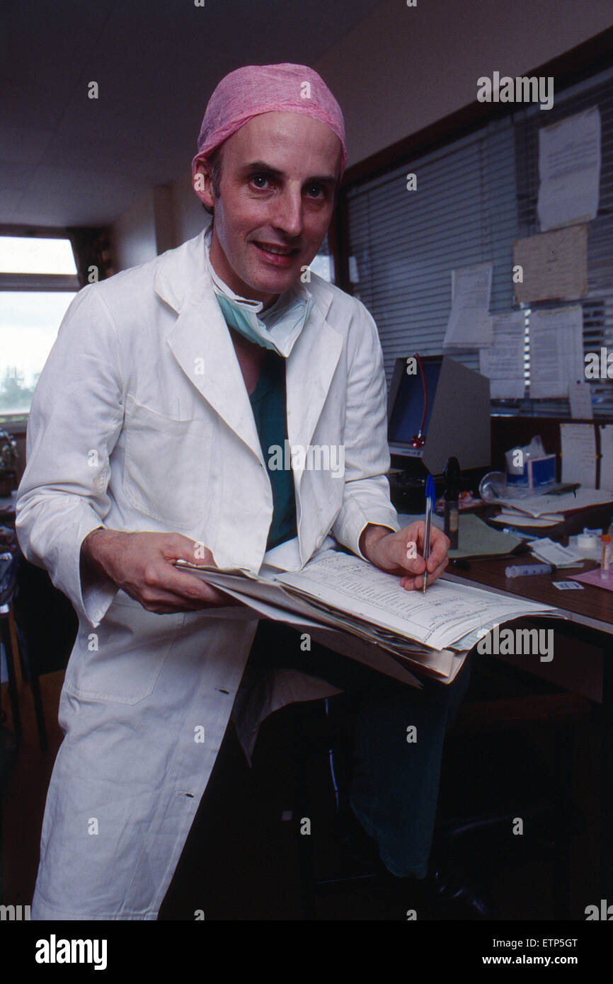 Dr. Sam Galbraith abgebildet Neurochirurg am Southern General Hospital, Glasgow, Schottland, Juni 1987. Später, MP für Strathkelvin und Bearsden, Scottish-ArbeitsPartei. Mai 1999 bis März 2001. Stockfoto