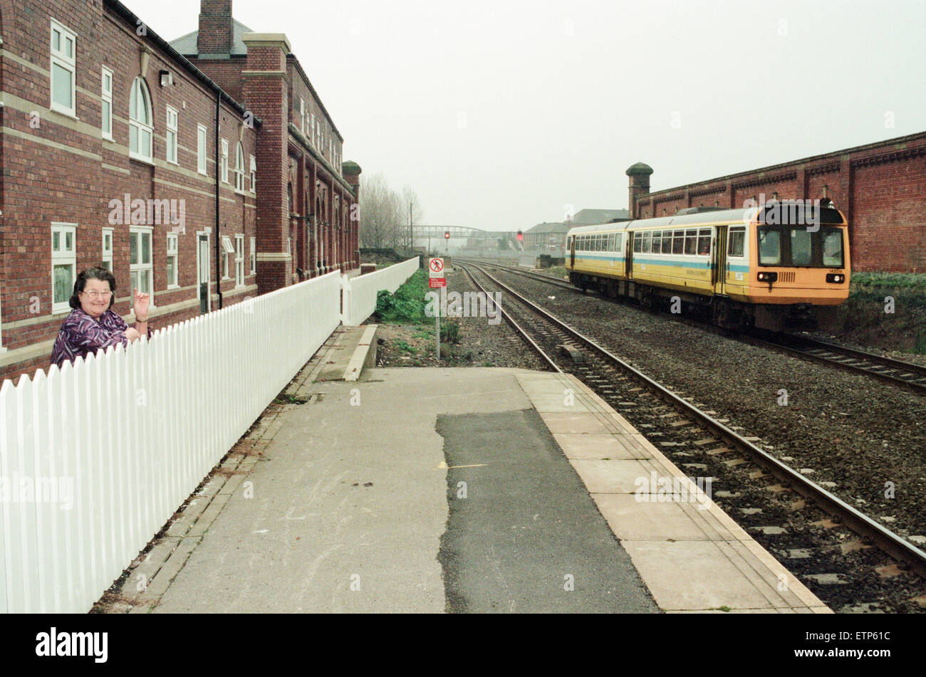 Stockton Bahnhof, 1. Dezember 1994. Beobachten die Züge zu urteilen, Uhren Joan Taylor, einer der Bewohner in Stockton Railway Station Wohnungsbaugesellschaft Wohnungen die Züge aus den Gärten in der Nähe ihrer Wohnung. Stockfoto