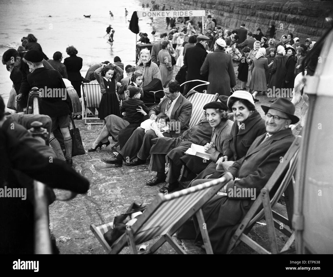 Es war Dad es wiederum zu betreuen die Kinder während Mama entspannt und Experte Windel-Wechsler ist Gerald Perkins (36) von Eccles, Manchester, mit einer Sicherheitsnadel in den Mund während He Stifte einseitig seine 11 Monate altes Baby Tochter Una Windel auf dem werden Stockfoto